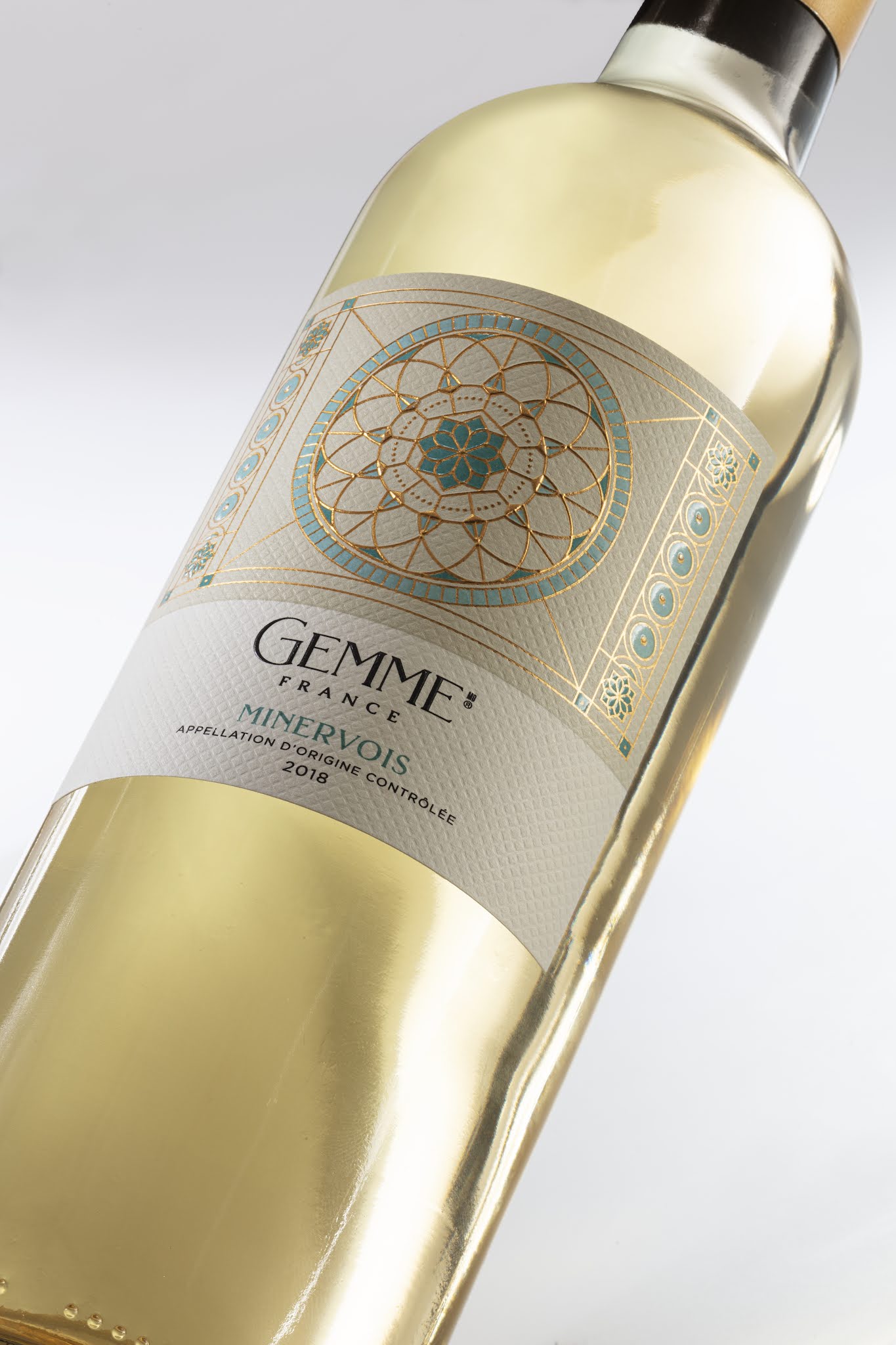 柔版印刷燙金SS清漆壓花紙葡萄酒包裝設(shè)計(圖1)