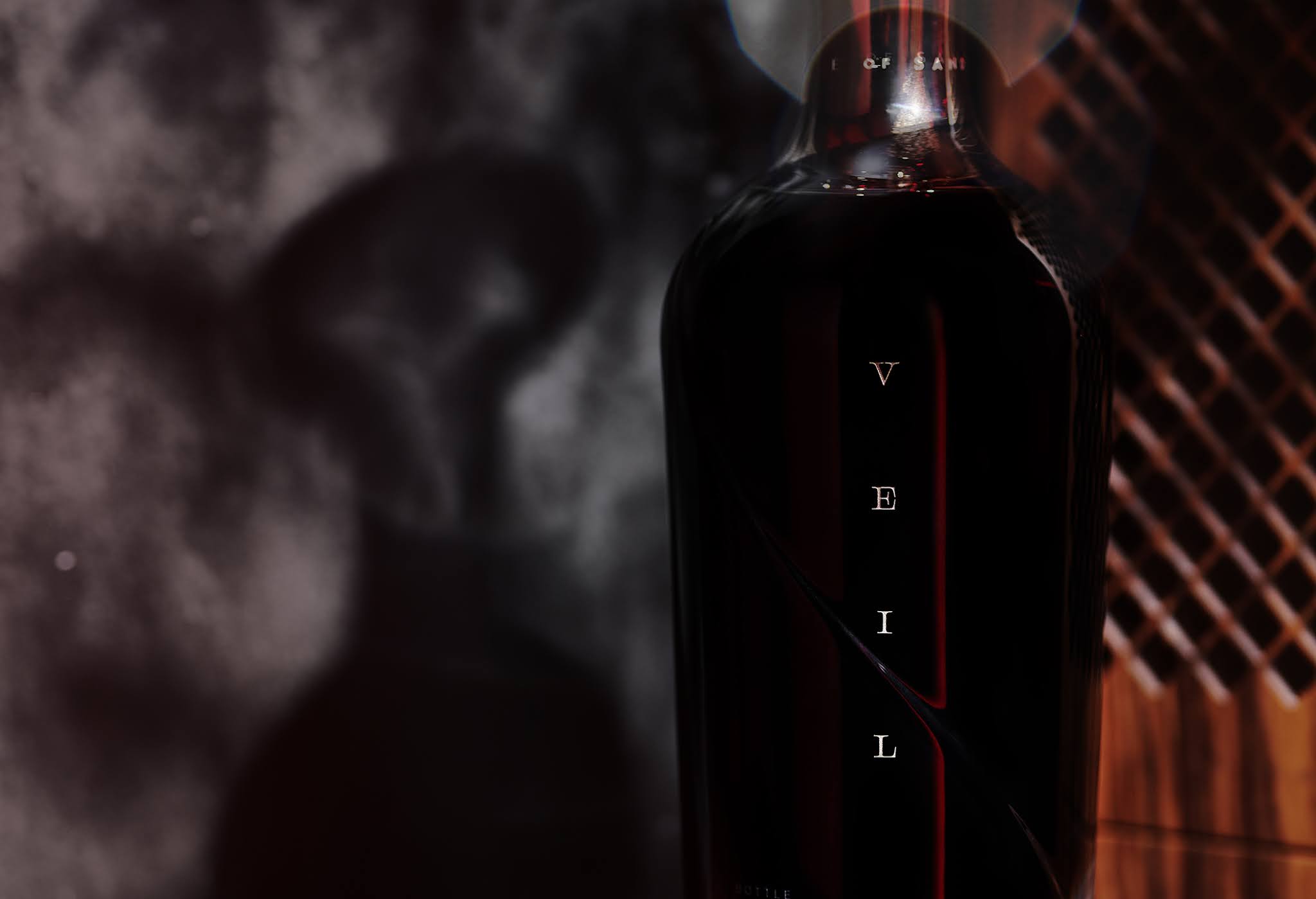 紫檀木水晶瓶的葡萄酒包裝非常奢華(圖11)