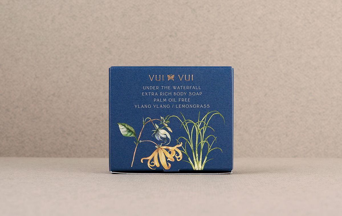 能讓人想起傳統(tǒng)的植物學(xué)書(shū)籍的護(hù)膚品包裝設(shè)計(jì)(圖4)